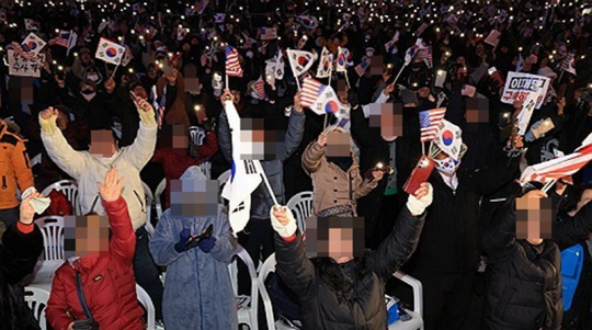 7일 서울 광화문 동화면세점 앞에서 대한민국바로세우기국민운동본부 주최로 열린 '자유 대한민국 수호 광화문 국민혁명대회' 참가자들이 김건희 여사 특검법 부결과 대통령 탄핵소추안에 관한 소식을 듣고 기뻐하고 있다.<연합뉴스>